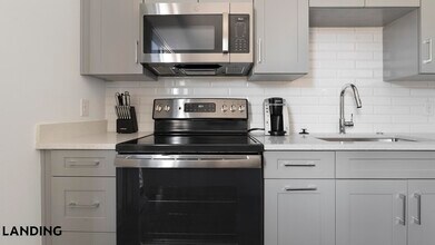 2250 McGregor Blvd, Unit 2122 in Ft. Myers, FL - Building Photo - Building Photo