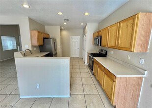3805 Hollycroft Dr in North Las Vegas, NV - Building Photo - Building Photo