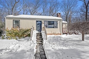 37 Ridgeland Rd in South Salem, NY - Building Photo