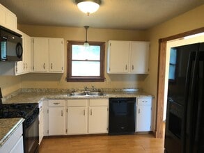 917 W Spruce St in Junction City, KS - Building Photo - Building Photo