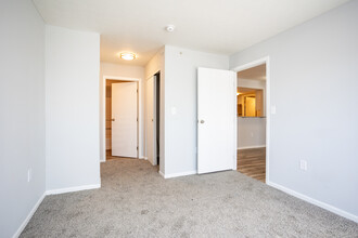 Somerset Place Apartments in Columbus, OH - Building Photo - Interior Photo