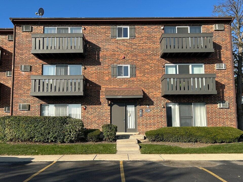 1120 Copperfield Ln in Schaumburg, IL - Building Photo
