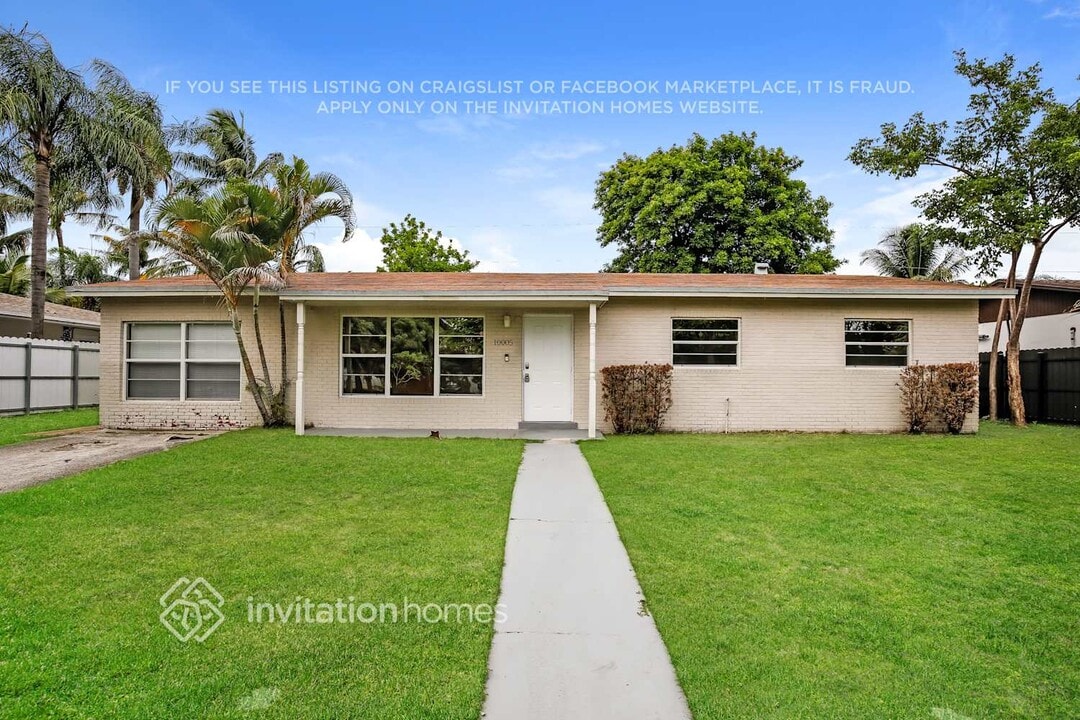 10005 SW 166th St in Miami, FL - Building Photo