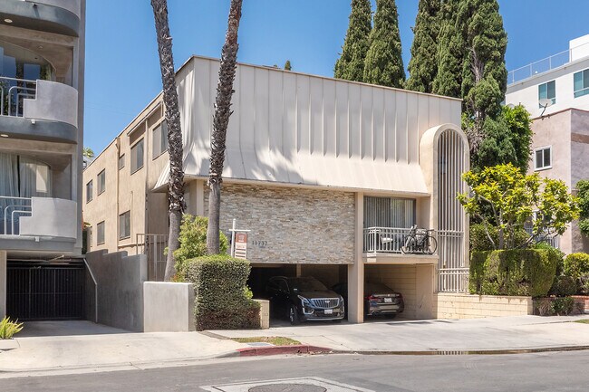 11737 Kiowa Ave in Los Angeles, CA - Foto de edificio - Building Photo