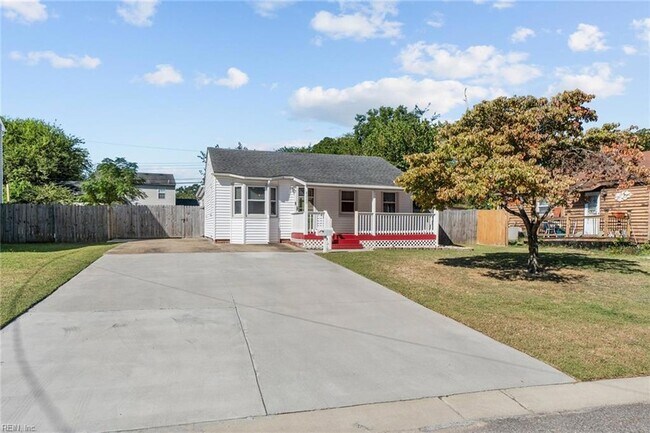 8229 Gygax Rd in Norfolk, VA - Foto de edificio - Building Photo