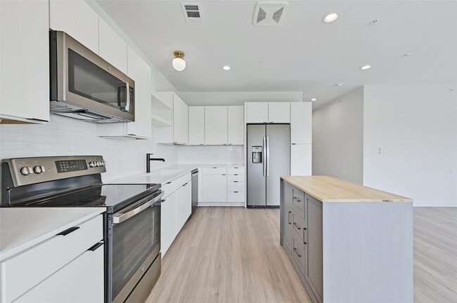 100 Mockingbird Ln W, Unit 301 in Austin, TX - Building Photo - Building Photo