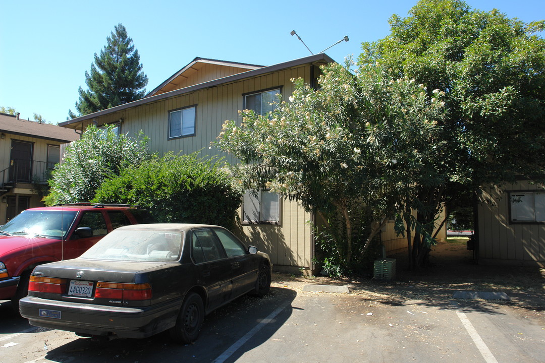 Woodside Terrace in Chico, CA - Building Photo