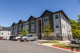 Call for Fall Specials - South Creekside Apartments in Fayetteville, AR - Foto de edificio - Building Photo