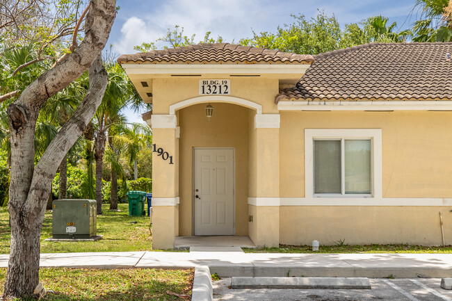 Old Biscayne Villas in Homestead, FL - Building Photo - Building Photo