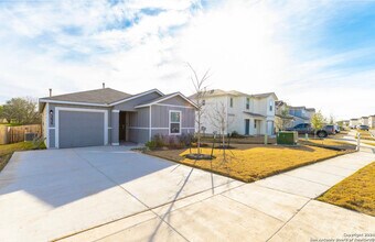 5626 Rosillo Gate in San Antonio, TX - Building Photo - Building Photo