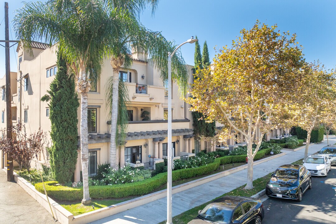 10618 Woodbridge St in Studio City, CA - Building Photo