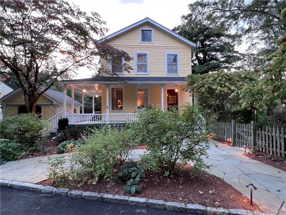 1975 Mill Plain Rd in Fairfield, CT - Building Photo