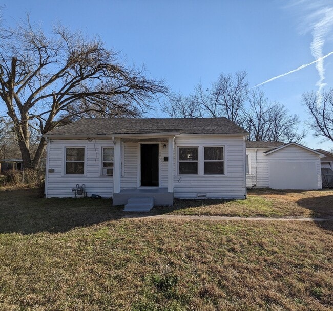 property at 823 W 9th St