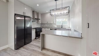 2123 S Orange Dr in Los Angeles, CA - Building Photo