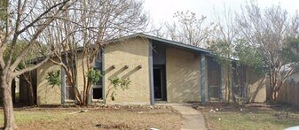 2043 Chestnut Rd in Carrollton, TX - Building Photo