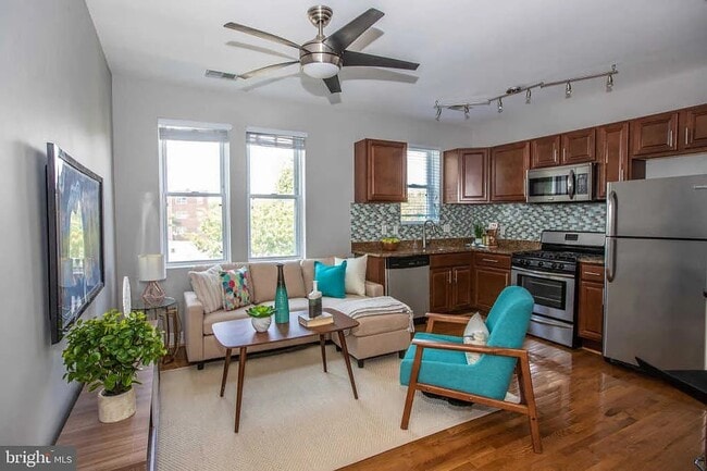 2 17th St SE, Unit 202 in Washington, DC - Foto de edificio - Building Photo