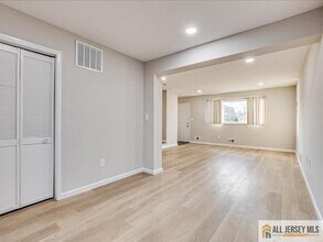 11 Hyde Ave in Woodbridge Township, NJ - Building Photo - Building Photo