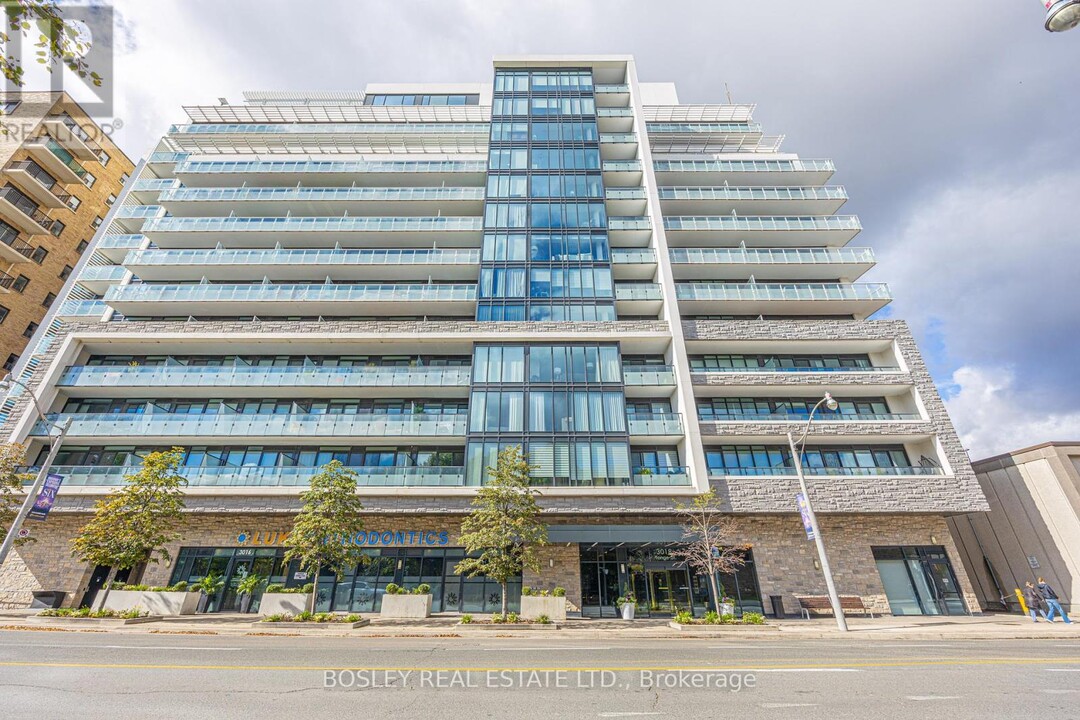 3018-3018 Yonge St in Toronto, ON - Building Photo
