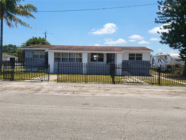 1102 NW 100th Terrace in Miami, FL - Building Photo - Building Photo
