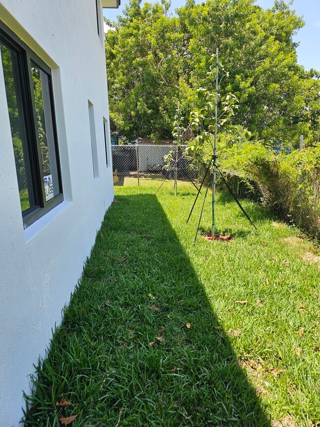 1827 NW 68th St in Miami, FL - Building Photo - Building Photo