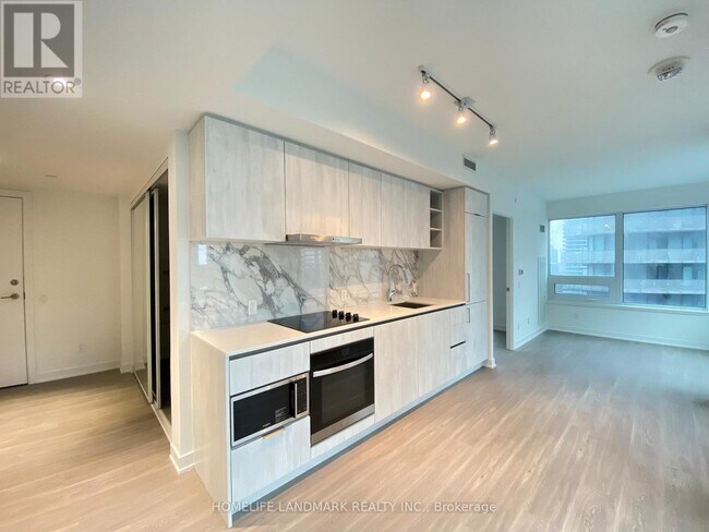 8 Wellesley St W in Toronto, ON - Building Photo - Building Photo