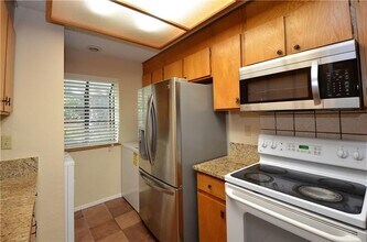 7122 Wood Hollow Dr in Austin, TX - Foto de edificio - Building Photo
