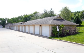 5908-5924 Sutton Dr in Urbandale, IA - Foto de edificio - Building Photo