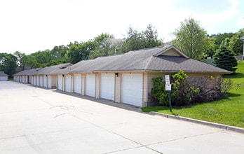 5908-5924 Sutton Dr in Urbandale, IA - Building Photo - Building Photo