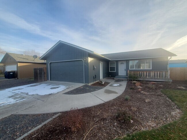 3016 SW Pumice Pl in Redmond, OR - Building Photo - Building Photo