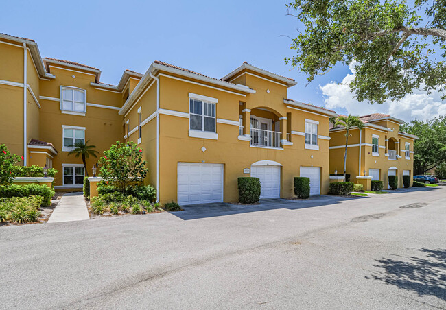5015 Fairways Cir in Vero Beach, FL - Foto de edificio - Building Photo