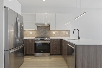 948 W Sunnyside Ave, Unit 201 in Chicago, IL - Building Photo - Building Photo