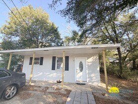 650 Blakely Ave in Crestview, FL - Building Photo