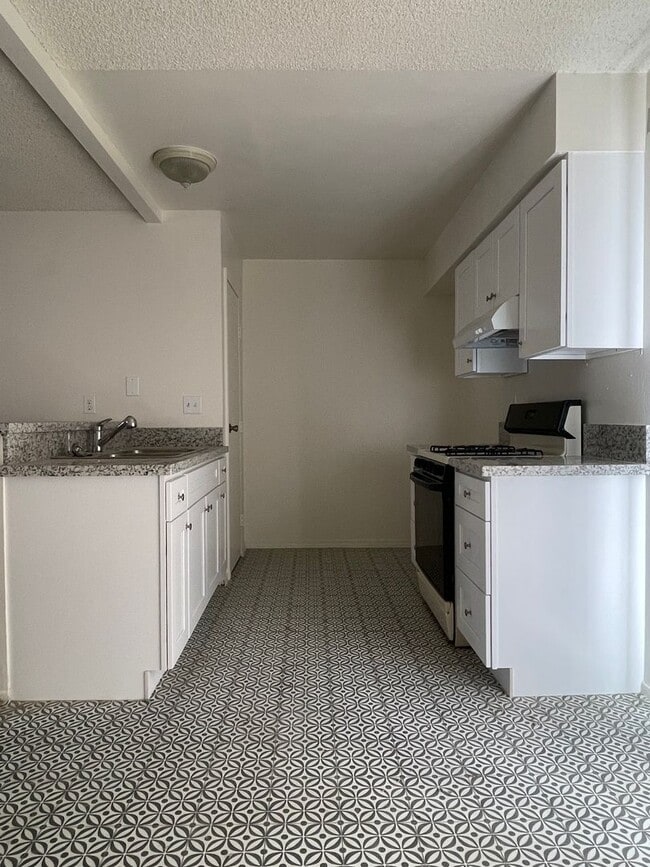 900 Valhalla Dr in Bakersfield, CA - Building Photo - Building Photo