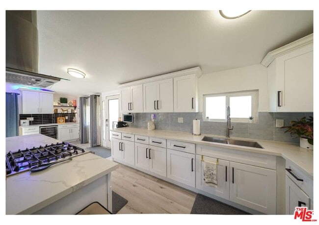 property at 848 W Irving Pl