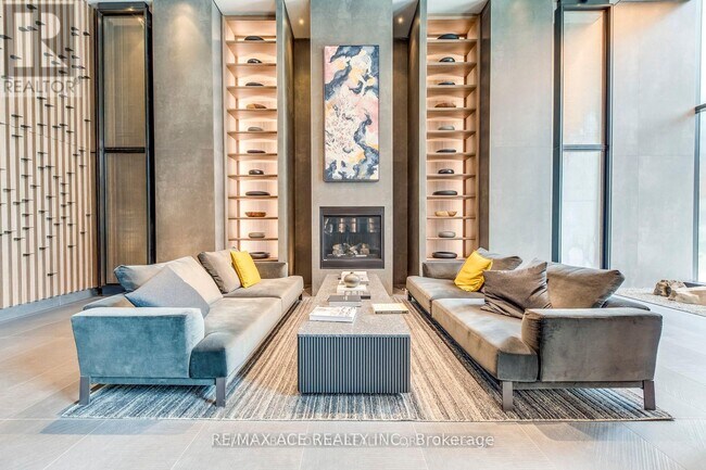 55 Charles St E in Toronto, ON - Building Photo - Building Photo