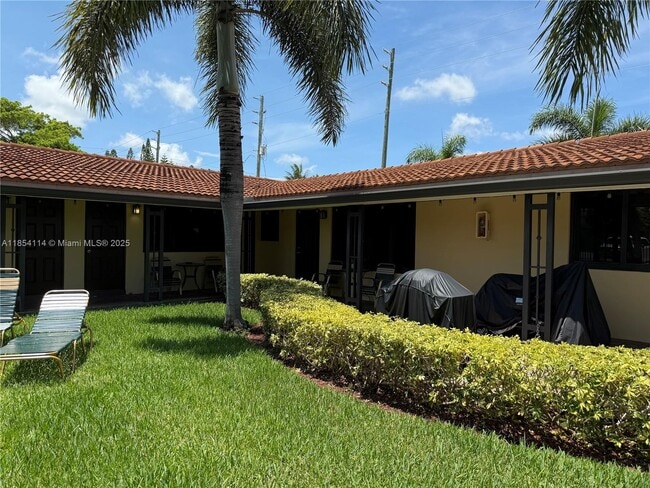 811 NE 10th St in Hallandale Beach, FL - Building Photo - Building Photo