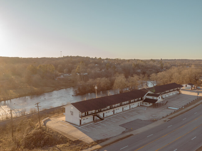 Spring River Commons in Mammoth Spring, AR - Foto de edificio - Building Photo