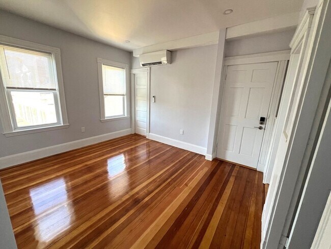 26 Howes St, Unit 3 in Boston, MA - Foto de edificio - Building Photo