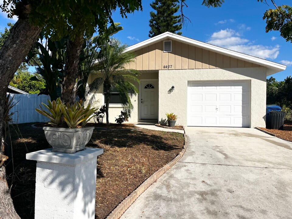 4427 S Beneva Rd in Sarasota, FL - Building Photo