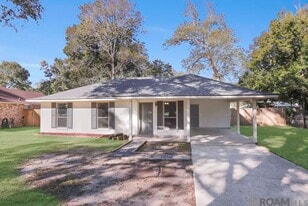 911 Hatchell Ln in Denham Springs, LA - Building Photo