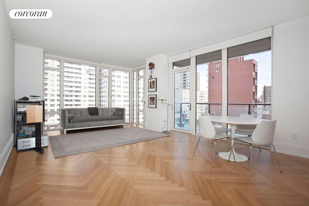 305 E 85th St in New York, NY - Building Photo
