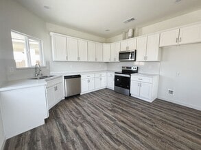 9000 Canyon St in Bakersfield, CA - Foto de edificio - Building Photo