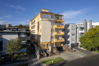 Carlton Crest Condominiums in Los Angeles, CA - Building Photo - Primary Photo