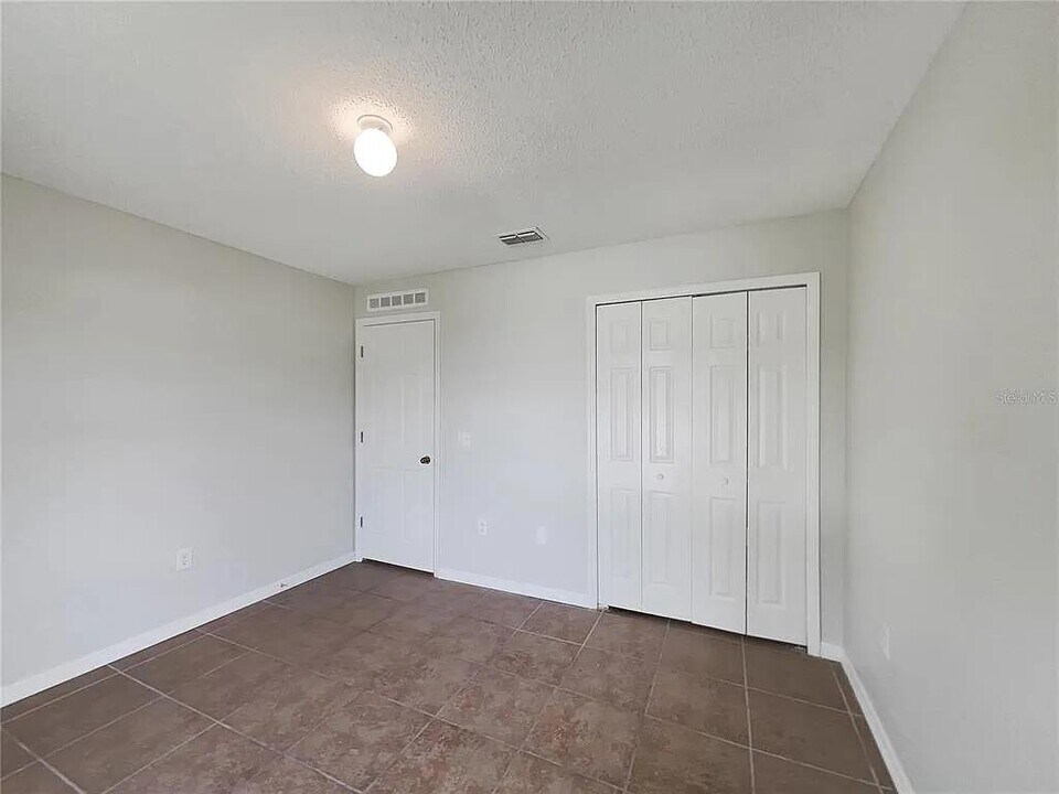1725 Sunset Ridge Dr in Mascotte, FL - Building Photo