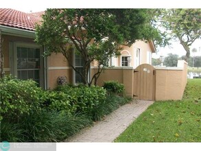 4105 Carriage Dr in Pompano Beach, FL - Building Photo - Building Photo