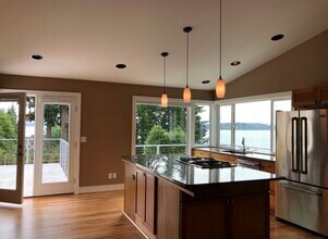 8654 E Caraway Rd, Unit ManchesterBeach LOFT in Port Orchard, WA - Foto de edificio - Building Photo