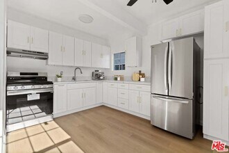 1125 S Lake St in Los Angeles, CA - Foto de edificio - Building Photo