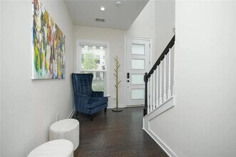 2048 Holtz Ln in Atlanta, GA - Foto de edificio - Building Photo