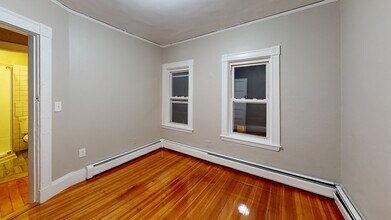 1011 Washington St in Newton, MA - Foto de edificio - Building Photo