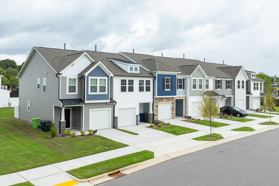 Battle Bridge Townhomes in Raleigh, NC - Building Photo